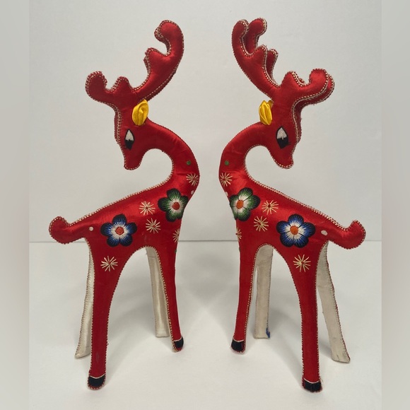 Vintage Embroidered Red Satin Pair of Japanese Reindeer - Picture 1 of 8